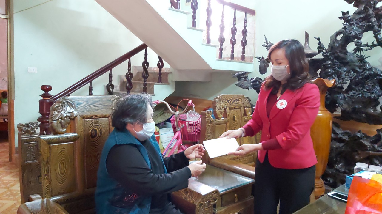 Hội Chữ thập đỏ tỉnh thăm và trao tặng quà cho gia đình y bác sĩ Bệnh viện Phổi Quảng Ninh trong những ngày phải cách ly chống dịch.