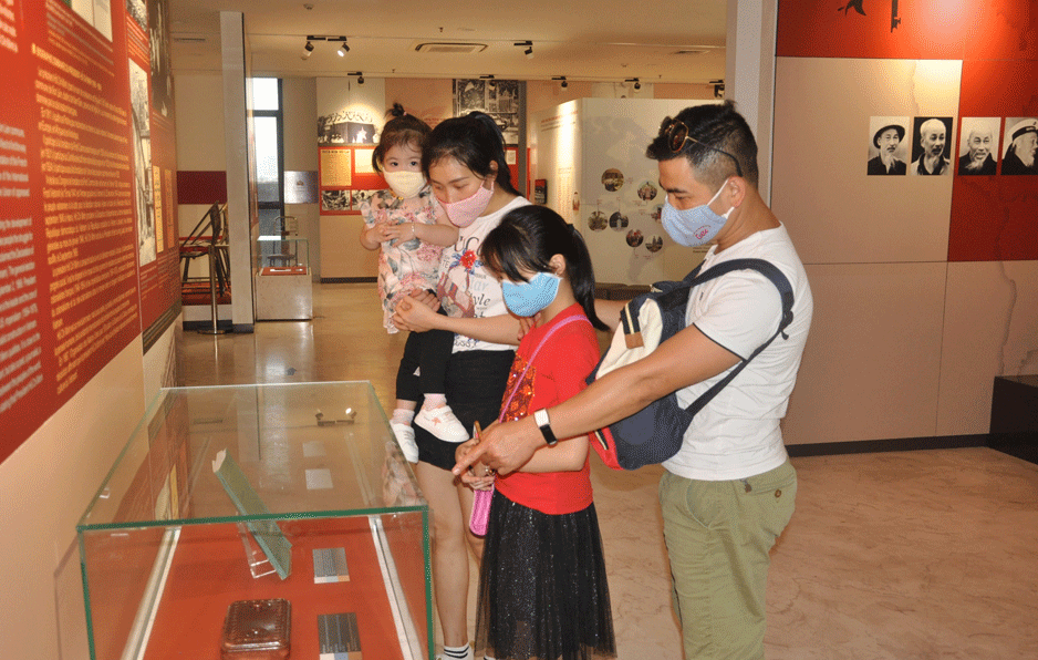 Ứng xử tại thư viện, bảo tàng: Trật tự, giữ gìn. Ảnh chụp tại Bảo tàng Quảng Ninh, tháng 5/2020.