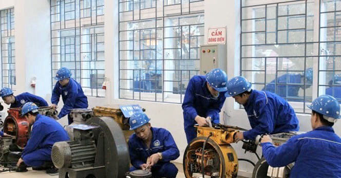 Công nhân Công ty CP Than Núi Béo thực hiện học nghề cơ điện để chuyển đổi từ lộ thiên sang khai thác hầm lò.