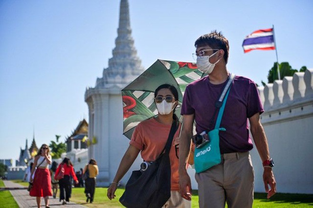 Khách du lịch tham quan Cung điện Hoàng gia ở thủ đô Bangkok, Thái Lan. (Nguồn: AFP).
