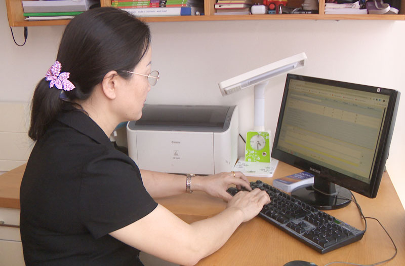 Chị Phạm Thị Hương, Chánh Văn phòng Sở Xây dựng, làm việc ở nhà thông qua Hệ thống quản lý hành chính trong thời gian cách ly xã hội.