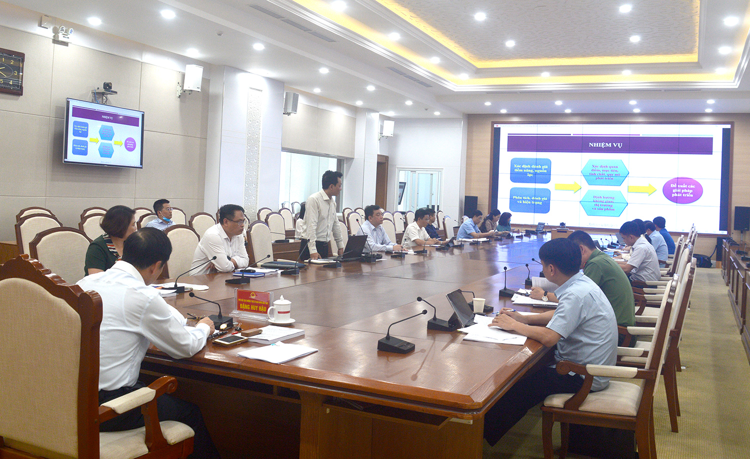Đơn vị tư vấn trình bày tóm tắt Đề án phát triển du lịch cộng đồng trên địa bàn tỉnh Quảng Ninh đến năm 2025, tầm nhìn 2035. 