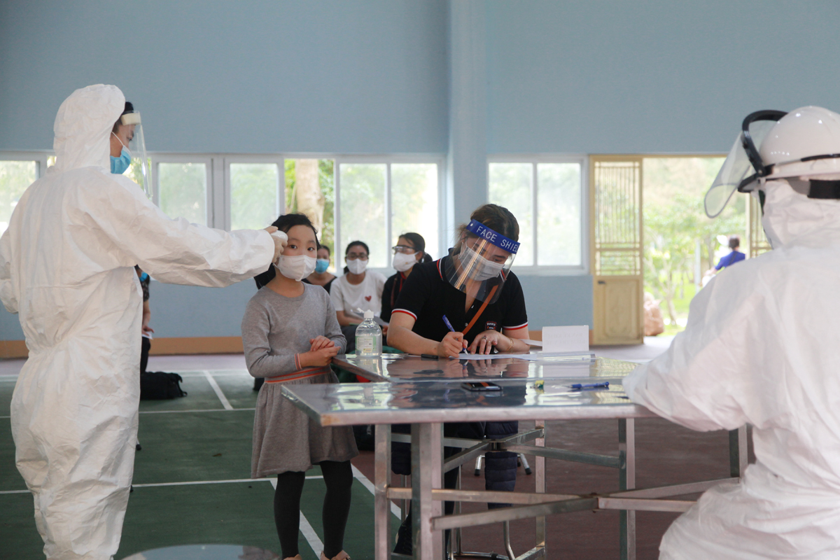 Quân y Bộ CHQS tỉnh Quảng Ninh đo thân nhiệt, lấy khai báo y tế cho các công dân