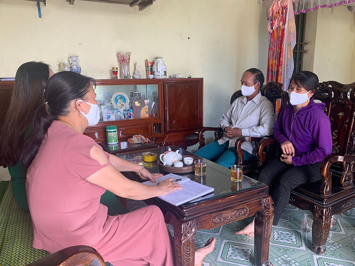 Hội phụ nữ xã Hải Lạng tuyên truyền cách phòng chống dịch Covid-19 cho người dân trên địa bàn.