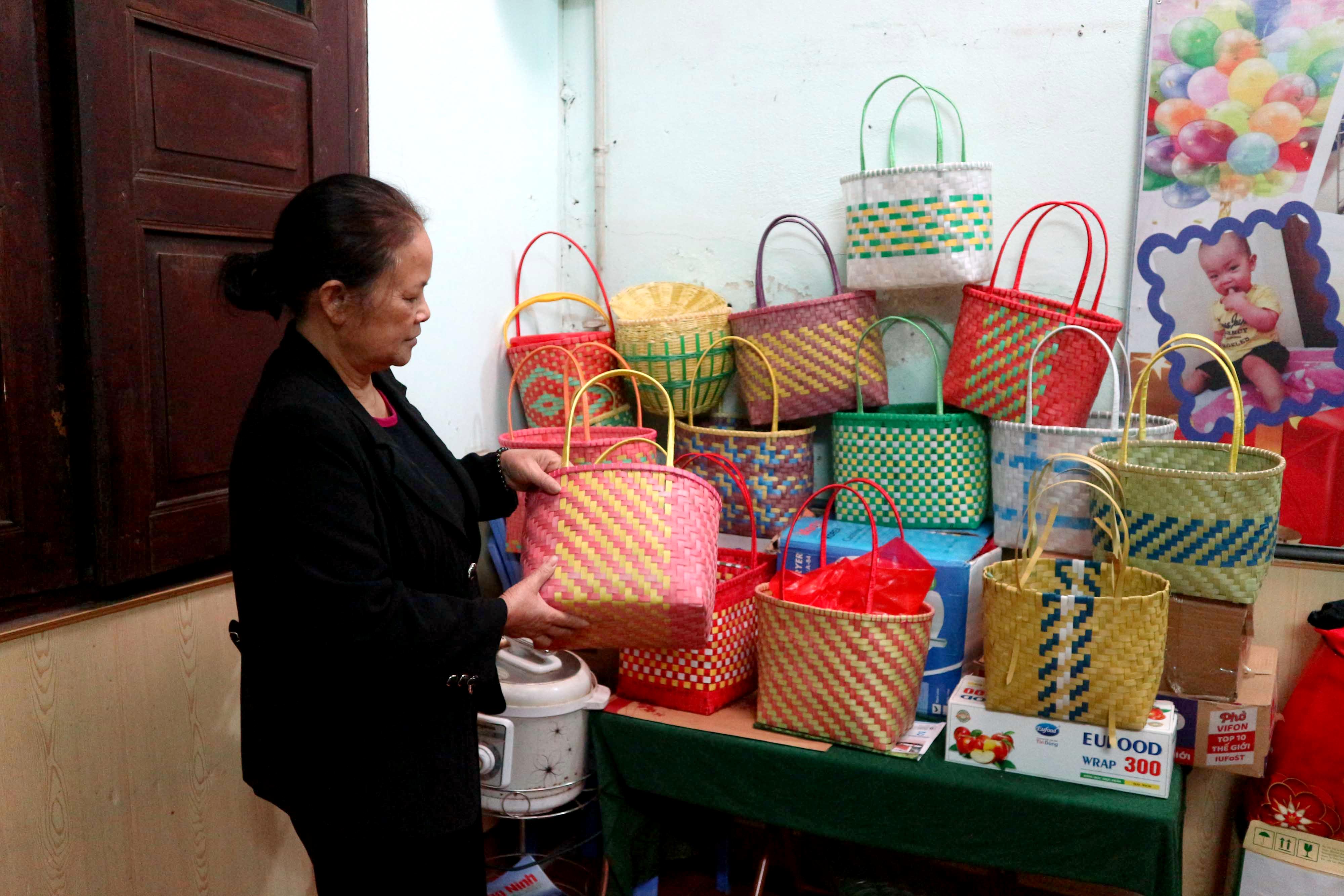 Những chiếc làn đi chợ được hội viên phụ nữ khu 3, phường Hà Trung làm từ những dây buộc vật liệu xây dựng