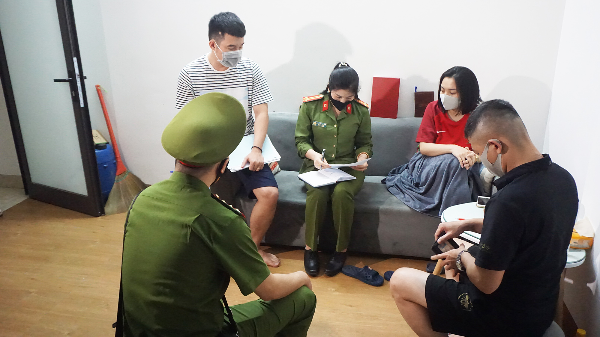 Đoàn công tác của Công an TP Hạ Long kiểm tra nhân khẩu tại các phòng trọ khu vực phường Cao Thắng.