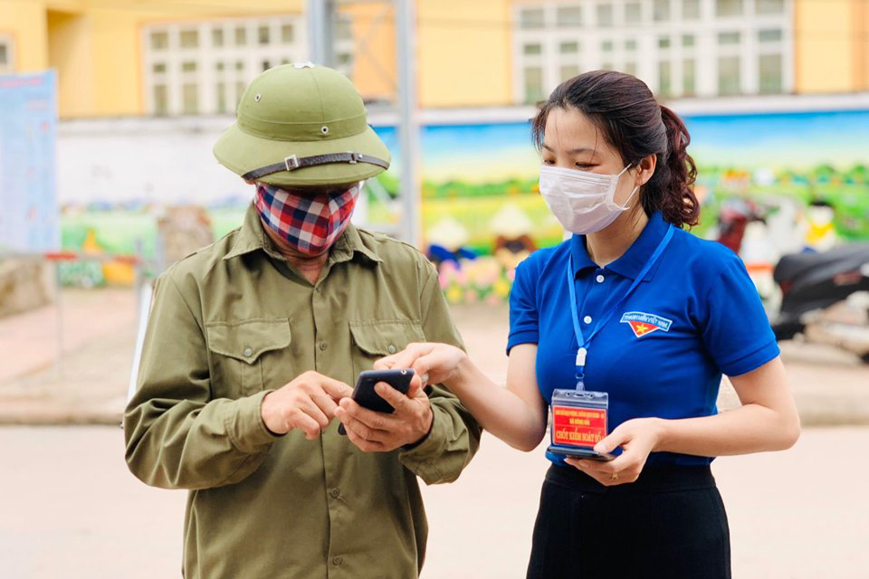 ĐVTN xã Đông Hải (huyện Tiên Yên) hướng dẫn người dân khai báo y tế trực tuyến bằng điện thoại thông minh để phục vụ công tác phòng, chống dịch Covid-19.