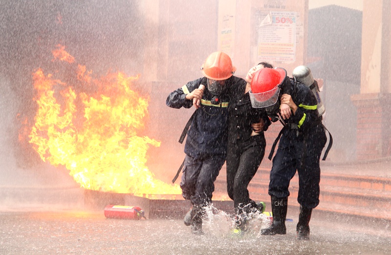 Thực tập phương án huy động nhiều lực lượng chữa cháy và CNCH tại chợ Cột, TX Đông Triều, ngày 3/10/2019.