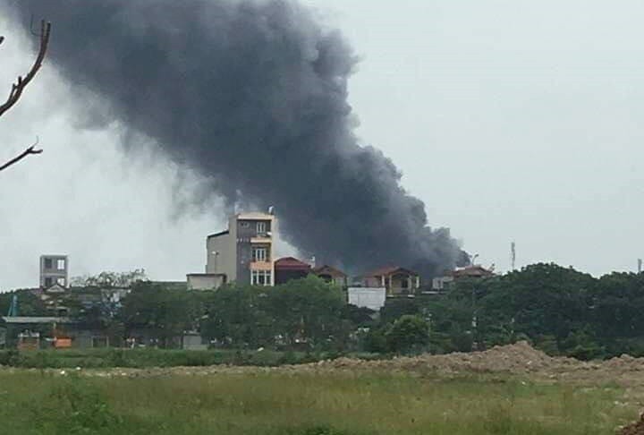  Cột khói đen bốc cao hàng chục mét từ đám cháy ở khu công nghiệp Phú Thị. (Ảnh: Hiệp Anh)