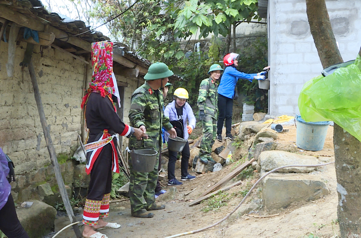 Các tổ chức, đoàn thể ủng hộ ngày công lao động xây nhà tiêu hợp vệ sinh cho hộ chị Tằng Tài Múi (xã Đồng Văn, huyện Bình Liêu).