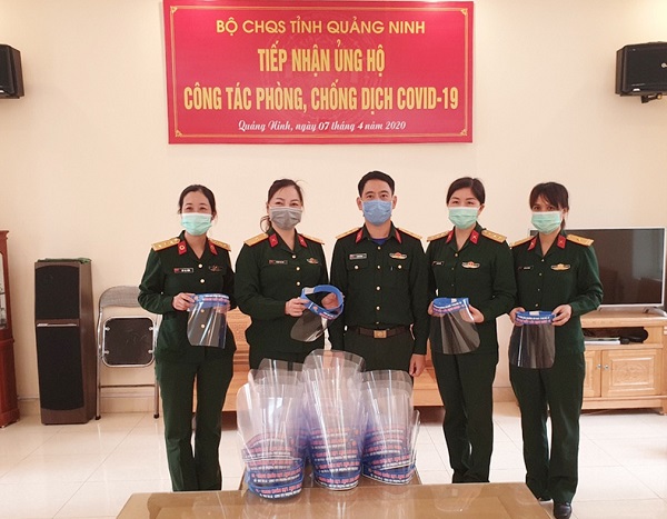 Hội Phụ nữ cơ quan Bộ CHQS tỉnh Quảng Ninh trao tặng mặt nạ chắn giọt bắn cho Trung đoàn 244.
