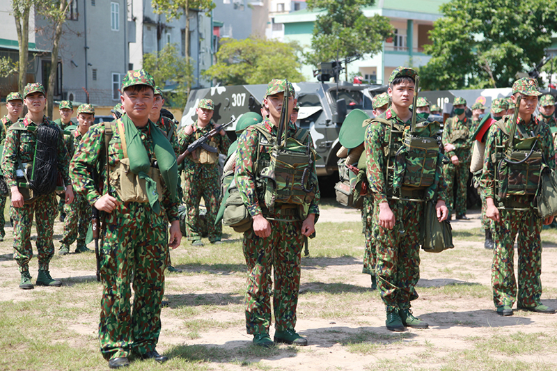 Cán bộ, chiến sĩ Bộ CHQS tỉnh luyện tập các phương án SSCĐ.