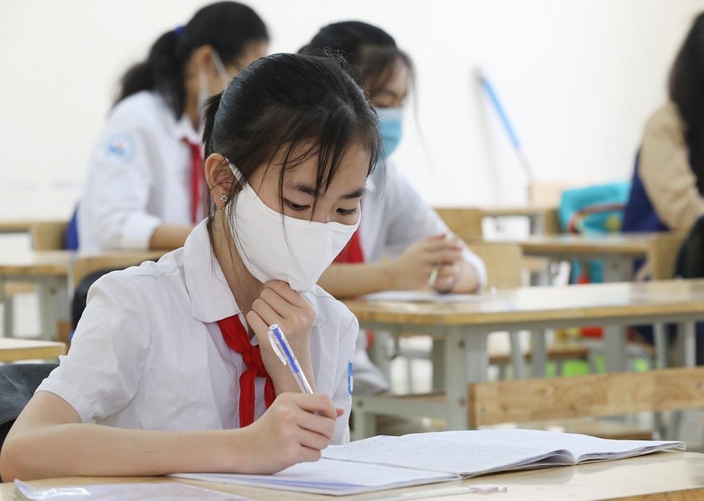 Học sinh trường THCS Nguyễn Du (Nam Từ Liêm, Hà Nội) đeo khẩu trang, ngồi mỗi em một bàn trong ngày đầu trở lại trường 4/5. Ảnh: Ngọc Thành.