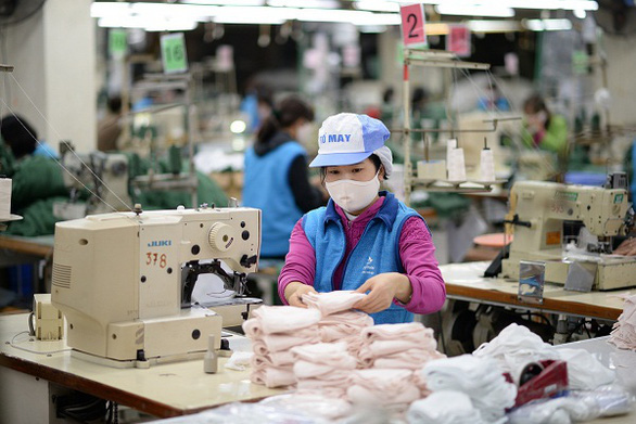 Sản xuất khẩu trang vải tại một doanh nghiệp thuộc Tập đoàn Dệt may Việt Nam - Ảnh: MOIT