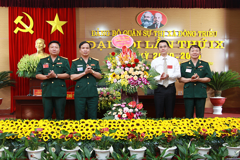 Đại tá Nguyễn Quang Hiến, Phó Bí thư Thường trực Đảng ủy, Chính ủy Bộ CHQS tỉnh, tặng hoa chúc mừng Đại hội.