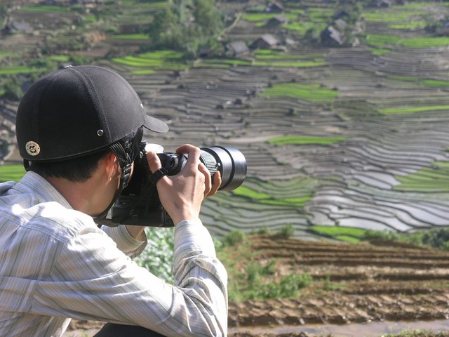Từ nhiều năm nay khi mùa nước đổ về trên những cánh đồng ruộng bậc thang tuyệt đẹp của vùng núi Sa Pa, Ý Tý, Mường Khương, Si Ma Cai, Bắc Hà ( tỉnh Lào Cai) xuất hiện nhiều nghệ sỹ nhiếp ảnh tới khám phá, sáng tác những tác phẩm ảnh nghệ thuật ruộng bậc thang.