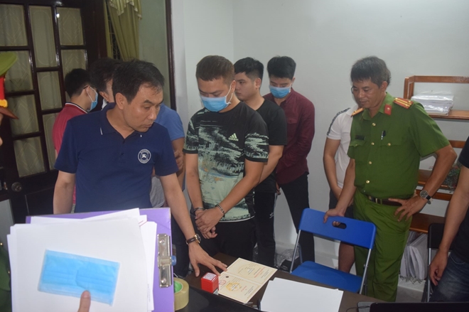 Đại tá Phạm Văn Toàn, Trưởng Phòng Cảnh sát hình sự (CSHS) Công an tỉnh Thừa Thiên Huế cùng tổ công tác khám xét nơi 4 đối tượng thuê trọ để làm văn bằng, chứng chỉ giả.