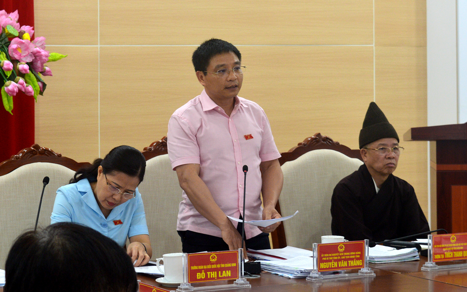 ồng chí Nguyễn Văn Thắng, Phó Bí thư Tỉnh ủy, Chủ tịch UBND tỉnh báo cáo với cử tri về tình hình kinh tế - xã hội 4 tháng đầu năm 2020.