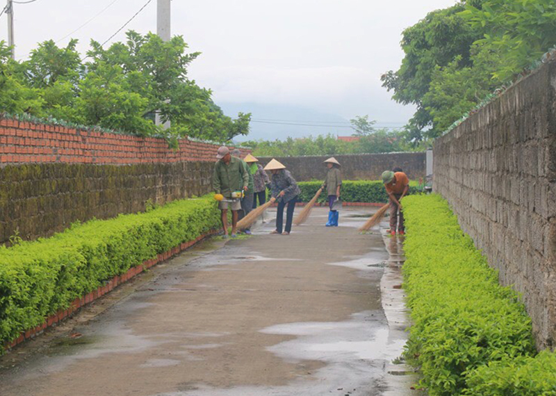 Các tuyến đường quanh xã Việt Dân, TX Đông Triều thường xuyên được người dọn dẹp, vệ sinh.
