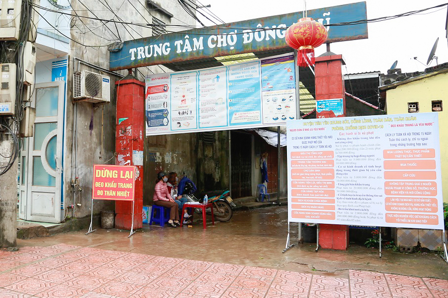 Xã Đông Ngũ (huyện Tiên Yên) tố chức kiểm soát chặt chẽ người ra vào chợ truyền thống để phòng chống dịch bệnh.