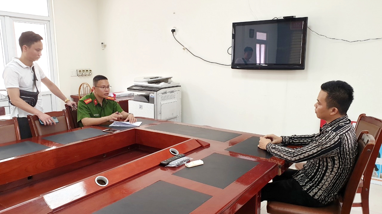Thiếu tá Nguyễn Xuân Việt (Phòng PC04) lấy lời khai của đối tượng sử dụng trái phép chất ma túy.