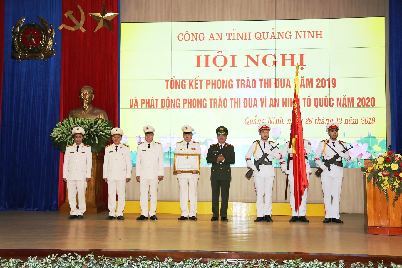 Thượng tướng Nguyễn Văn Thành, Thứ trưởng Bộ Công an trao huân chương Chiến công Hạng Nhì cho phòng CSĐT tội phạm về ma túy