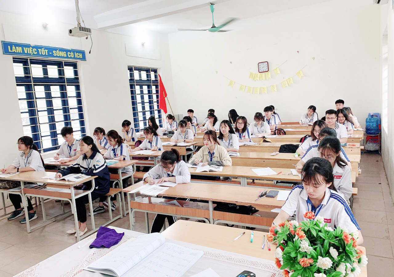 Tiết học của học sinh lớp 12 A1, Trường THPT Tiên Yên, huyện Tiên Yên.