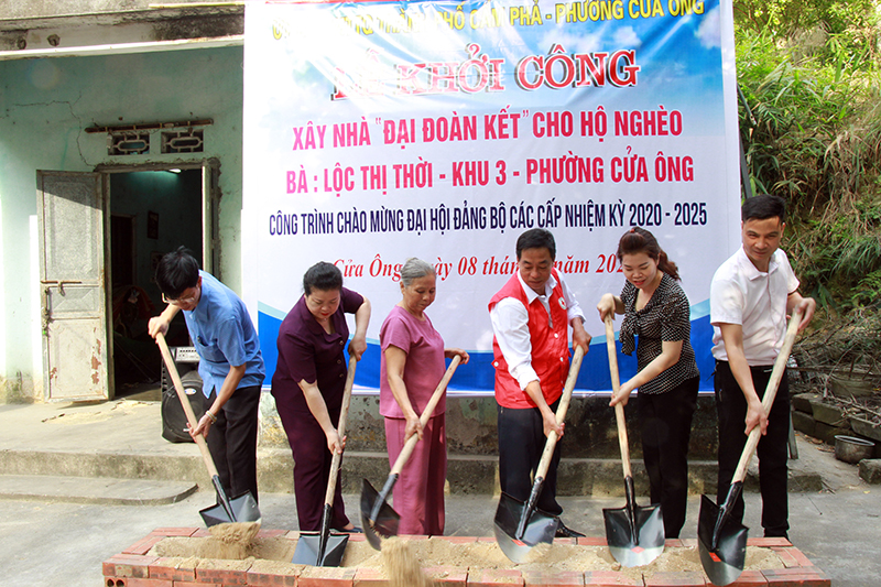 Các đại biểu tham gia khởi công nhà “Đại đoàn kết” cho bà Lộc Thị Thời