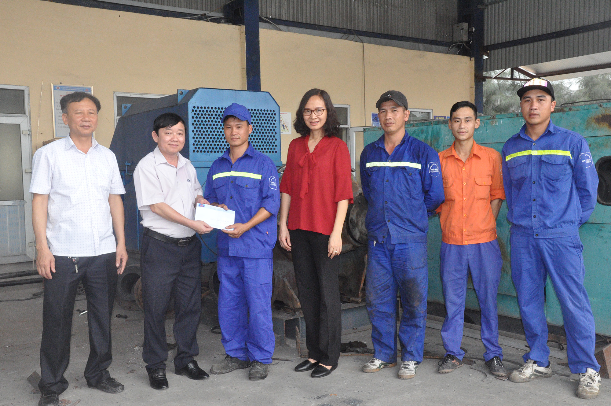 Công đoàn Công ty thăm và tặng quà Tổ Sửa chữa điện 1, Phân xưởng Trạm mạng-Bơm thoát nước. 