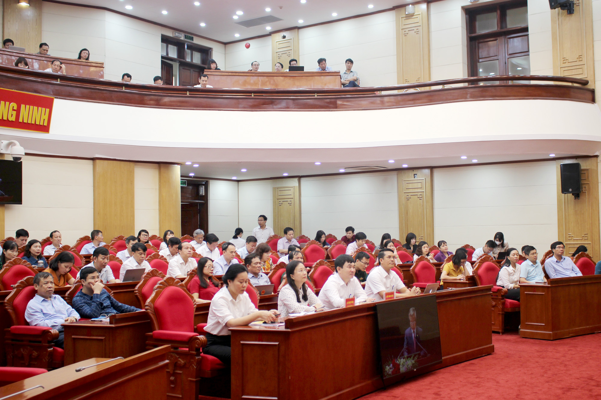 Đông đảo các đại biểu của tỉnh tham dự hội thảo tại đầu cầu Quảng Ninh.