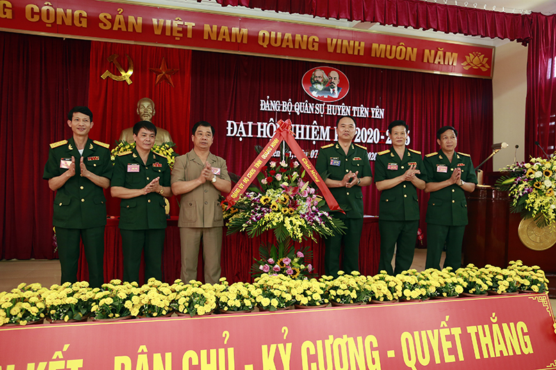 Lãnh đạo Bộ CHQS tỉnh tặng hoa chúc mừng đại hội Đảng  bộ Quân sự huyện Tiên Yên nhiệm kỳ 2020- 2025