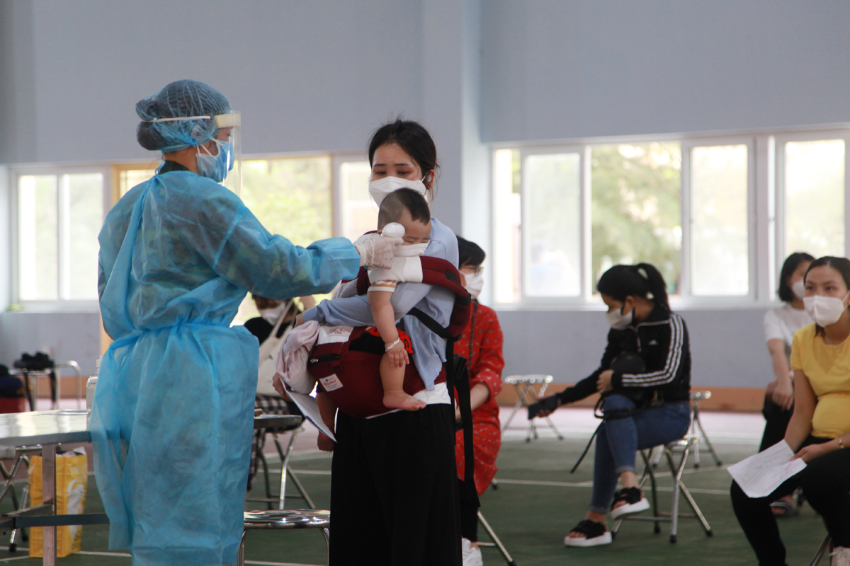Quân y Bộ CHQS tỉnh Quảng Ninh đo thân nhiệt, lấy khai báo y tế các công dân trở về từ Hàn Quốc.
