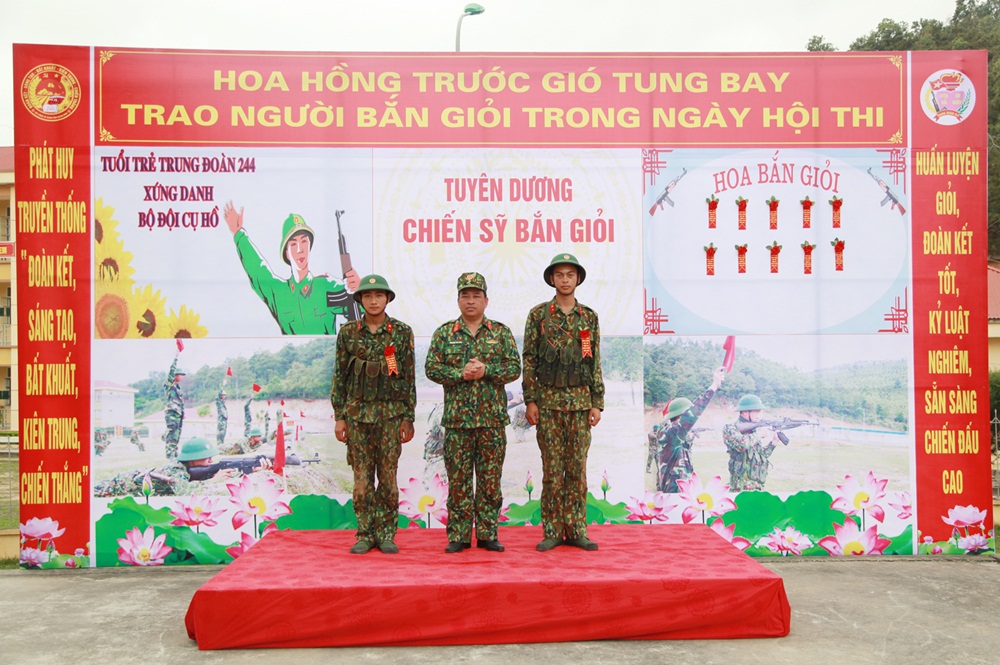 Trung tá Nguyễn Tiến Vinh, Trung đoàn trưởng Trung đoàn 244 gắn hoa bắn giỏi cho chiến sĩ mới.