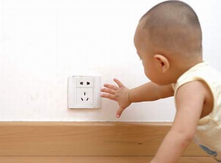 Để đề phòng điện giật, không nên thiết kế ổ cắm điện nằm trong tầm với của trẻ.