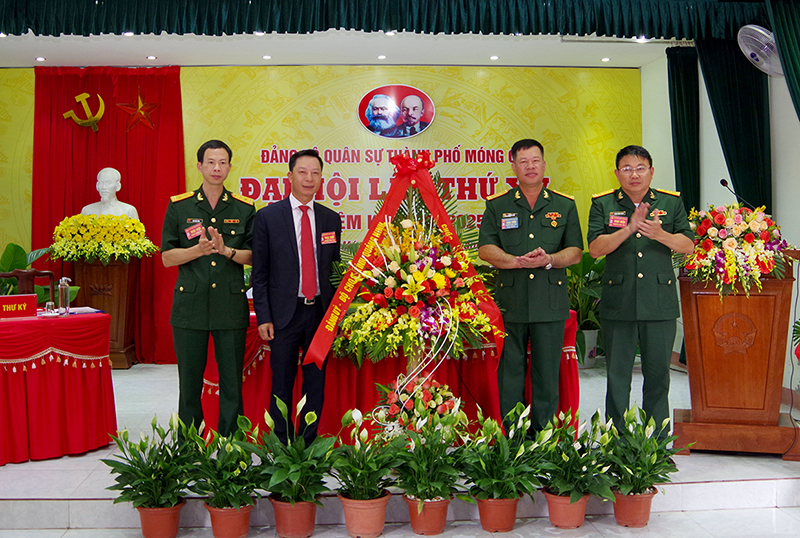 Đại tá Lê Văn Long, Ủy viên BTV Tỉnh ủy, Phó bí thư Đảng ủy, Chỉ huy trưởng Bộ CHQS tỉnh chúc mừng Đại hội.