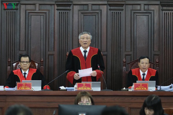 Chánh án Toà án Nhân dân Tối cao - Nguyễn Hoà Bình chủ toạ phiên toà.