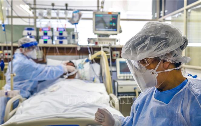 Trong ảnh: Nhân viên y tế lấy mẫu xét nghiệm COVID-19 tại  Brasilia, Brazil, ngày 21/4/2020. Ảnh: AFP/TTXVN