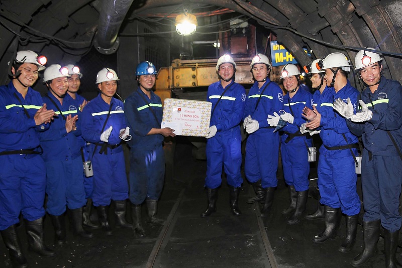 Đồng chí Lê Hùng Sơn thăm tặng quà công nhân phân xưởng khai thác 12C, Công ty Cổ phần Than Vàng Danh