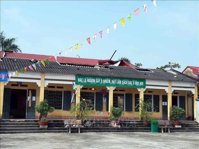 Nhiều trường học trên địa bàn thành phố Thái Nguyên bị tốc mái. Ảnh: Quân Trang/TTXVN