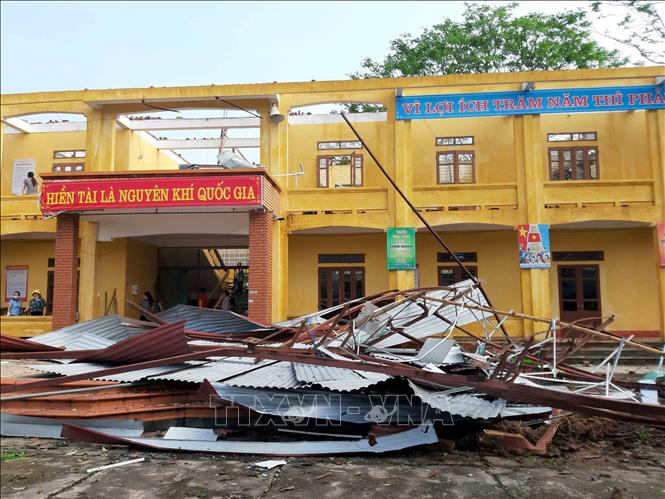  Trường học ở thành phố Thái Nguyên bị tốc mái. Ảnh: Quân Trang/TTXVN