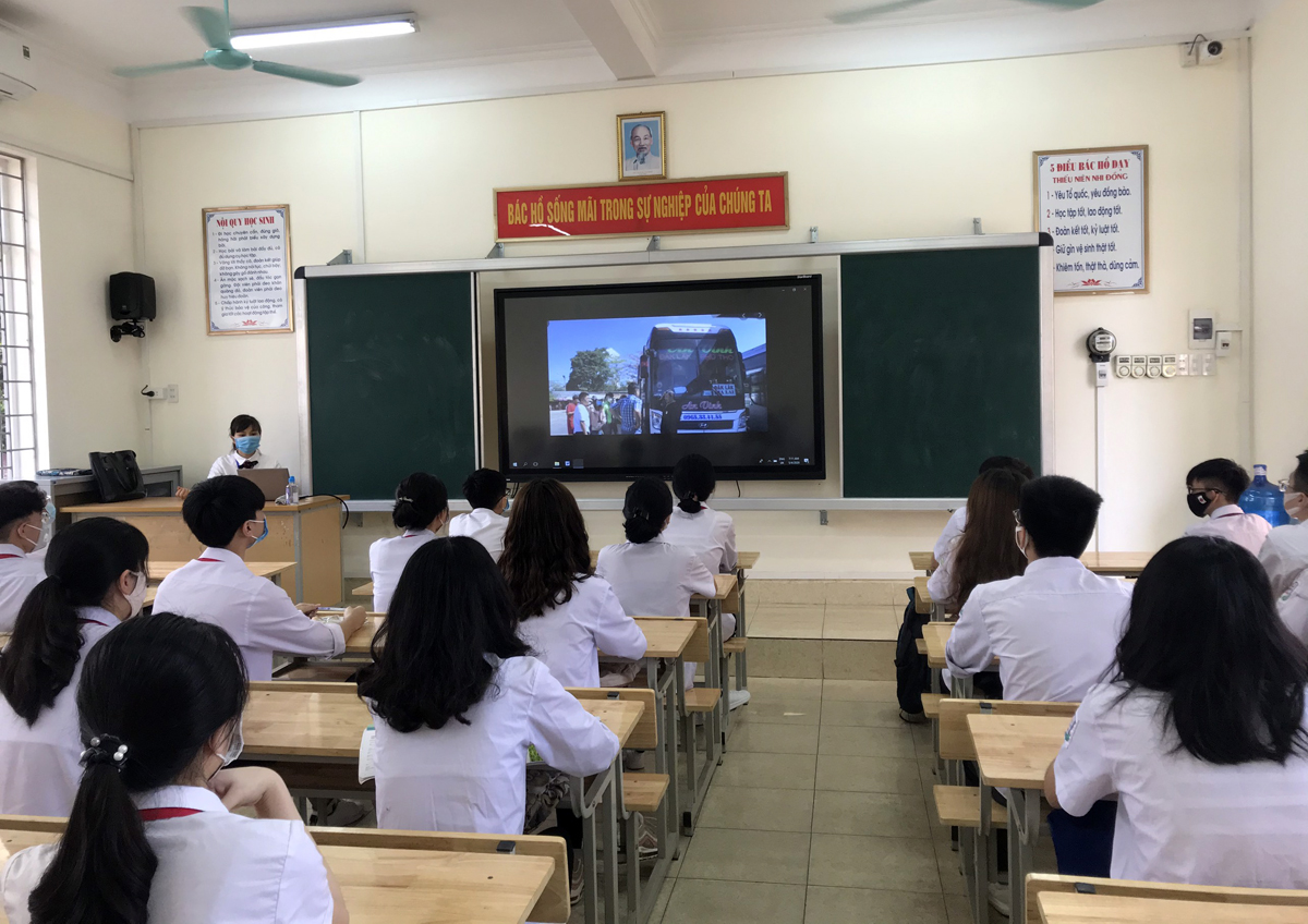 Một tiết học của học sinh Trường THCS Cẩm Thành về kiến thức phòng chống dịch.