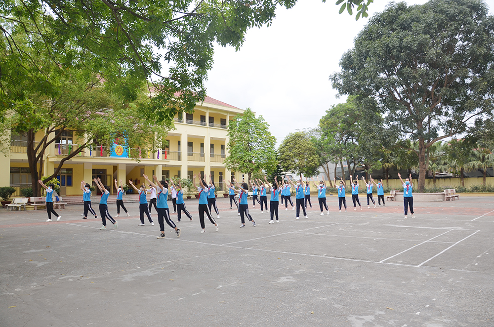 Một tiết học thể dục của học sinh Trường THCS Cẩm Thành, TP Cẩm Phả.