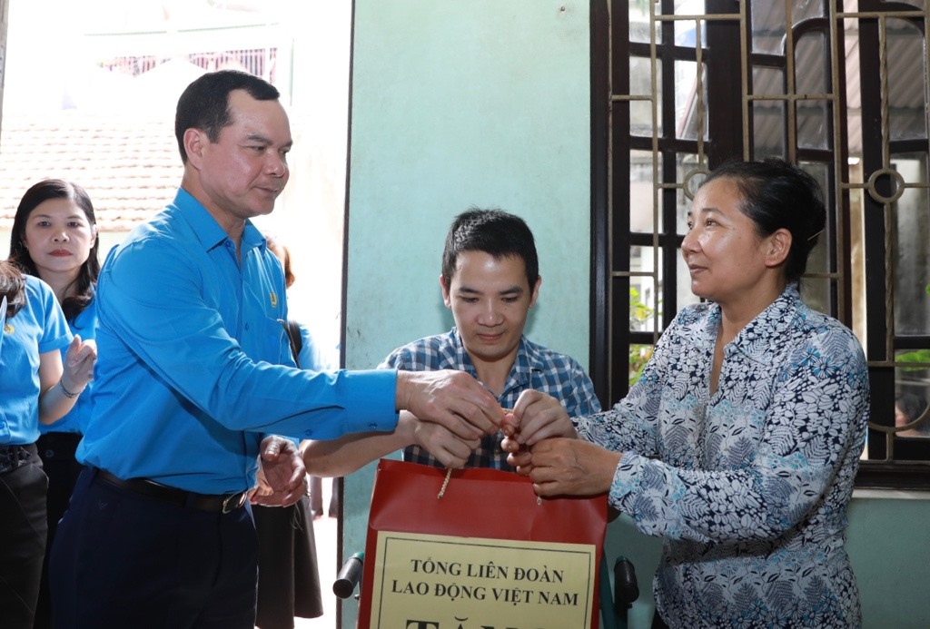  Đồng chí Nguyễn Đình Khang - Chủ tịch Tổng Liên đoàn Lao động Việt Nam thăm hỏi gia đình công nhân. Ảnh Hải Nguyễn.