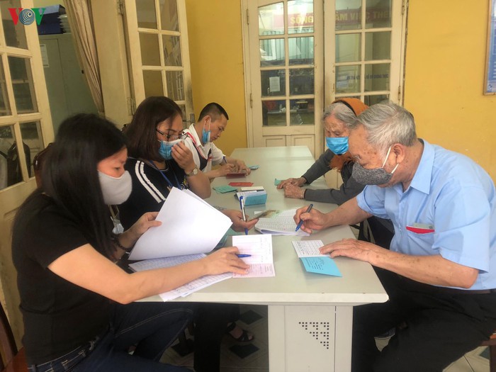 Người dân phường Trung Hòa, quận Cầu Giấy nhận hỗ trợ sáng 30/4. (Ảnh minh họa)