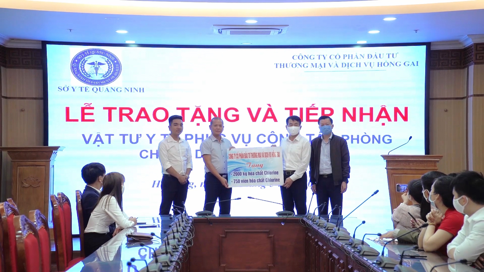 Công ty CP Đầu tư thương mại và dịch vụ Hồng Gai tặng vật tư y tế cho ngành Y tế Quảng Ninh.