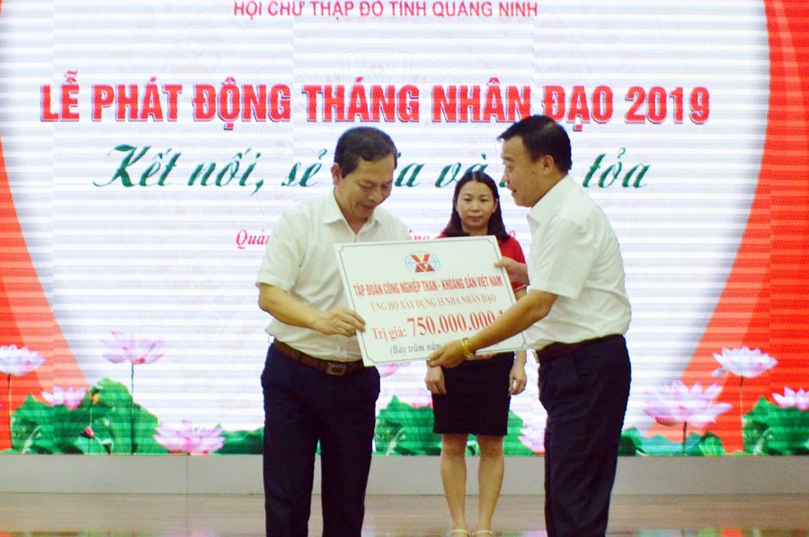 Lãnh đạo Hội CTĐ tỉnh nhận hỗ trợ tiền của Tập đoàn Công nghiệp Than -Khoáng sản Việt Nam trao tại Lễ phát động Tháng nhân đạo năm 2019.