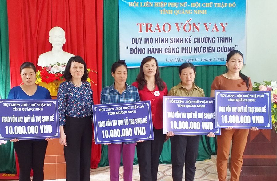 Lãnh đạo Hội LHPN tỉnh và Hội CTĐ tỉnh trao vốn vay cho hội viên phụ nữ nghèo xã Lục Hồn (huyện Bình Liêu) dịp Tháng nhân đạo (đầu tháng 5/2020).