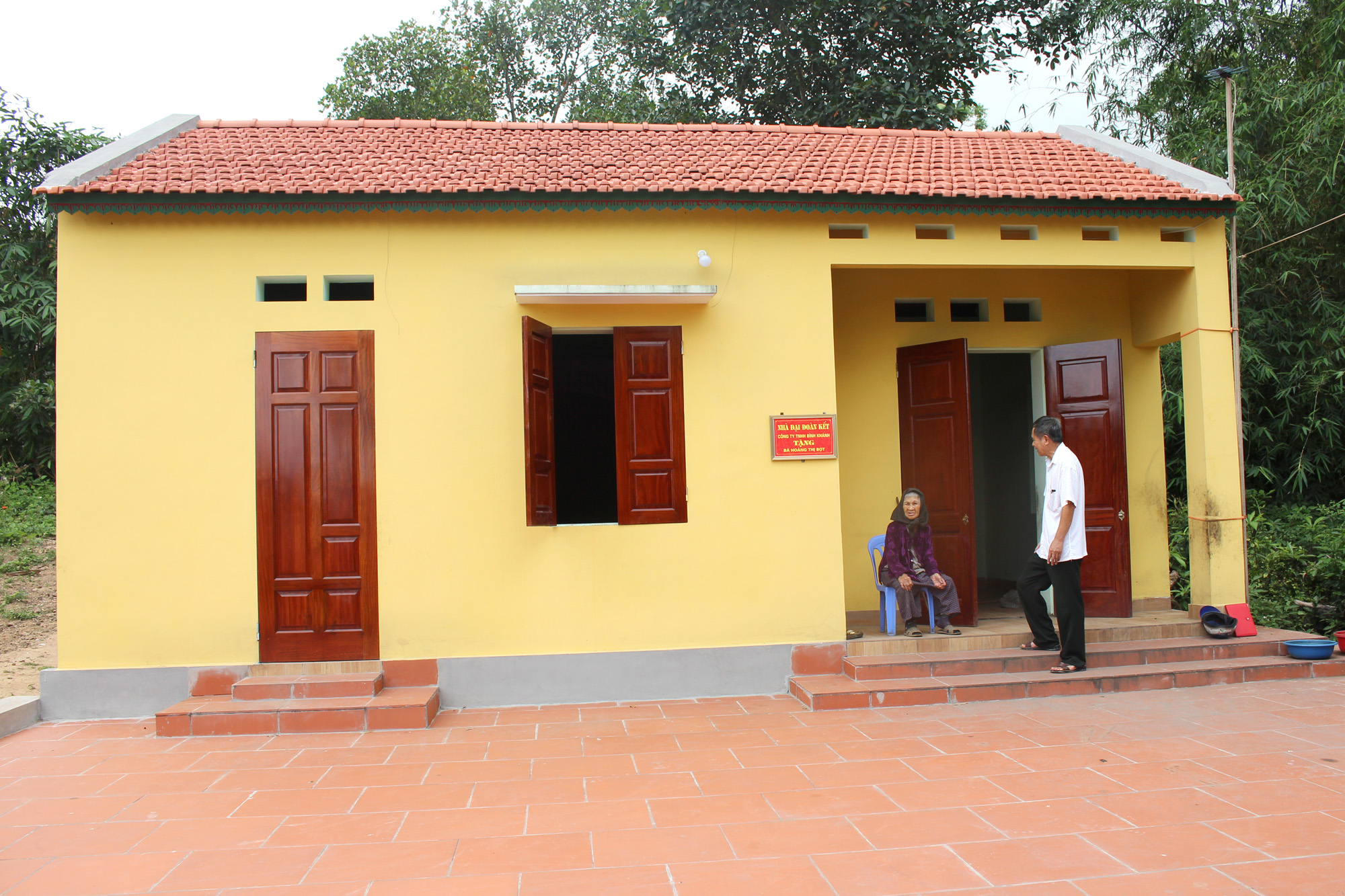Nhân thôn Vườn Chay tham gia đóng góp hỗ trợ xây dựng ngôi nhà tình nghĩa cho hộ nghèo trong thôn.