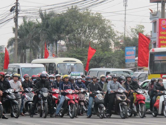 Tại kỳ họp vào tháng 10 tới, Bộ GTVT sẽ thay mặt Chính phủ báo cáo trước Quốc hội về dự thảo Luật giao thông đường bộ sửa đổi, trong đó có quy định về xe máy phải bật đèn nhận diện ban ngày.