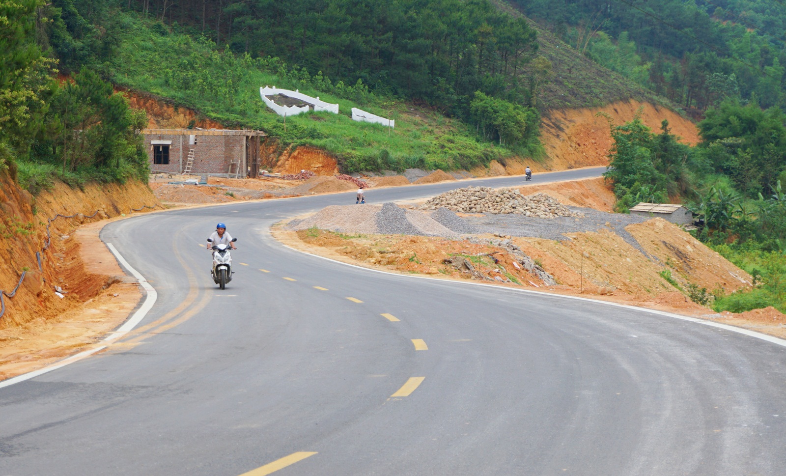 Hạ tầng giao thông của huyện Bình Liêu từng bước được hoàn thiện, đáp ứng yêu cầu phát triển du lịch. (ảnh: tuyến đường thị trấn Bình Liêu - Húc Động hoàn thành trong tháng 4/2020)